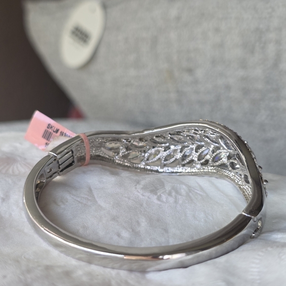 Boutique Elegant Silver Crystal Bracelet - Picture 6 of 14